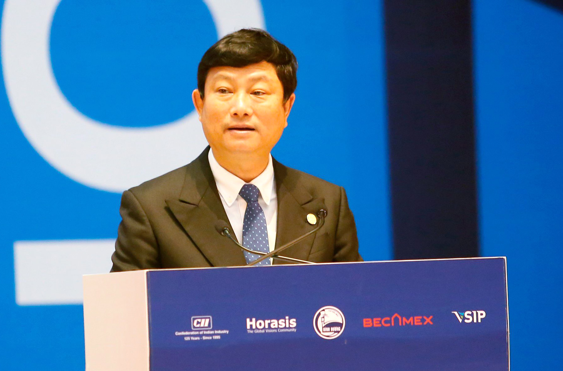 Đồng chí Võ Văn Minh - Phó Bí thư Tỉnh ủy, Chủ tịch UBND Bình Dương phát biểu tại Diễn đàn hợp tác kinh tế Ấn Độ Horasis 2022.